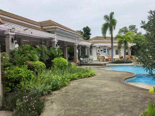 ジョムティエンビーチにある暂停-中天海滩的私人别墅の庭にスイミングプールがある家