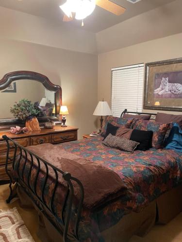 una camera da letto con un letto e un grande specchio di And Boots Start Knocking a Stillwater