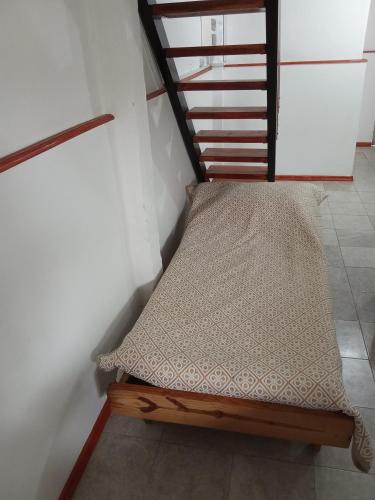 a bed in the corner of a room at Apartamento en Carmelo con piscina in Carmelo