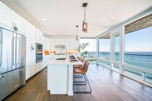 Η κουζίνα ή μικρή κουζίνα στο Panoramic Ocean Vistas With Hot Tub and Firepit