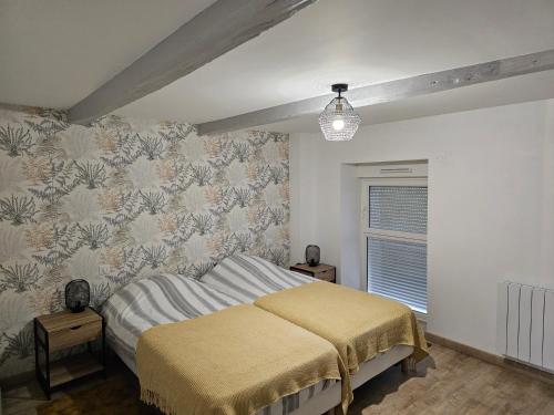 une chambre avec un lit avec une couverture jaune dans l'établissement La Longère de Vin'Ay, à Vinay
