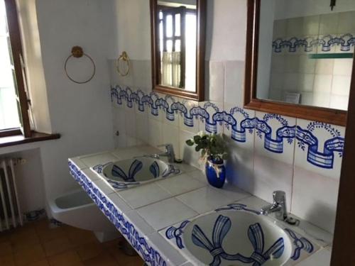 a bathroom with two sinks and a mirror at Casa El Collado in Alájar