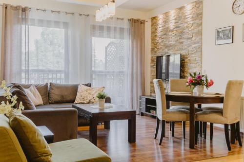 uma sala de estar com um sofá e uma mesa em Apartament 7 em Szklarska Poręba