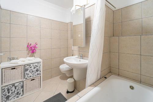 uma casa de banho com uma banheira, um WC e um lavatório. em Budapest Central Home with Parking&Terrace em Budapeste