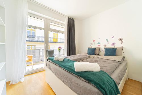 een slaapkamer met een groot bed en een groot raam bij Budapest Central Home with Parking&Terrace in Boedapest