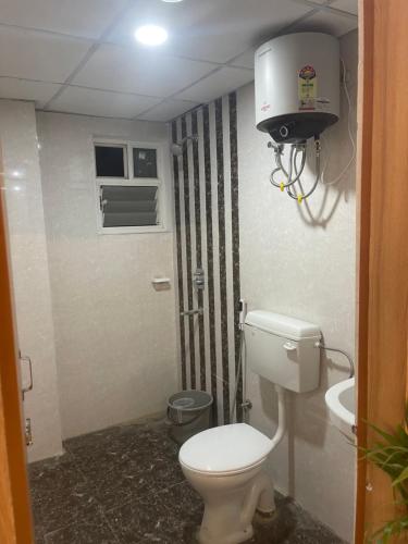 Salle de bains dans l'établissement PANAH Lokhra.