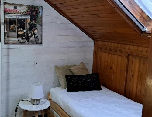 Cette petite chambre comprend un lit dans une cabane en bois. dans l'établissement Apartamentos Casa da Travessa RENEWED, à Horta