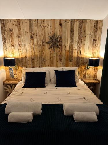 Säng eller sängar i ett rum på Caravan Rabbit House No 81 at Three Lochs Holiday Park