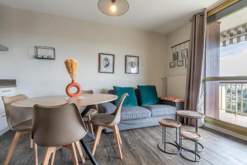 Гостиная зона в LE T3 CHAUMONT- Terrasse avec vue - Entre Beauval et Châteaux