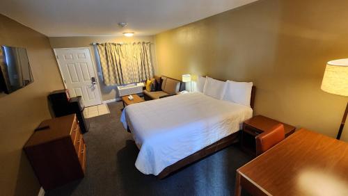 a hotel room with a large bed and a desk at Welcome Everett Inn in Everett