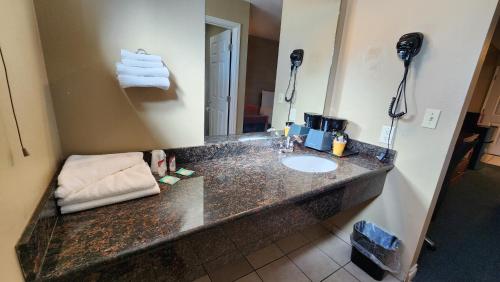 a bathroom with a sink and a mirror at Welcome Everett Inn in Everett