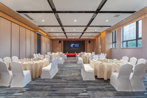 Televisyen dan/atau pusat hiburan di Holiday Inn Express Changsha Yuhua by IHG