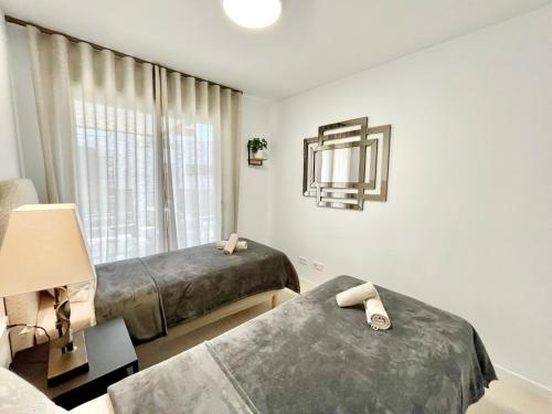 1 dormitorio con 2 camas y ventana en Paradise in Fuengirola en Fuengirola