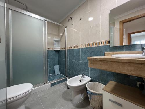 een badkamer met een wastafel en een douche bij Mezquitilla in Algarrobo-Costa