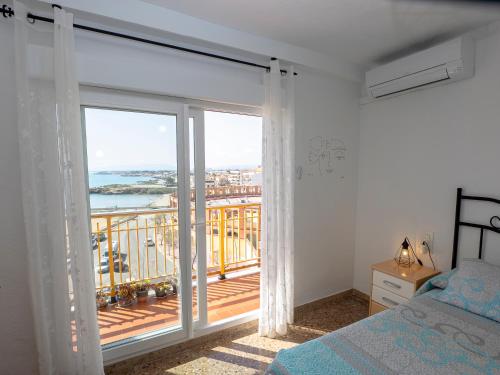 - une chambre avec un balcon offrant une vue sur l'océan dans l'établissement Playa el Clot - Vinaròs, à Vinaròs