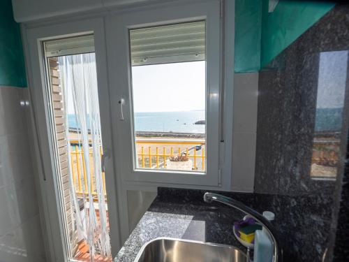 a kitchen with a sink and a window with a view at Playa el Clot - Vinaròs in Vinaròs