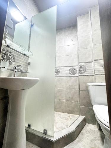 un bagno bianco con lavandino e WC di Bobosh Boutique a Bukhara