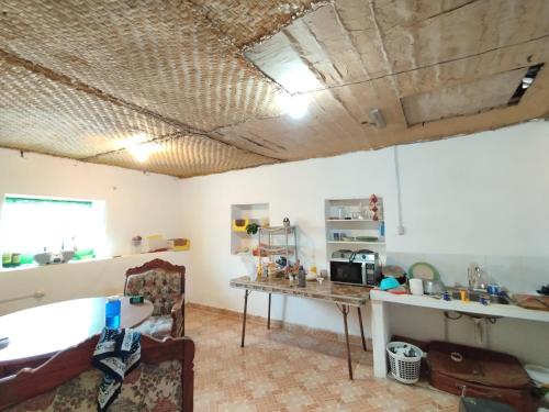 - une cuisine avec une table et un évier dans la chambre dans l'établissement Casa SABIA, 