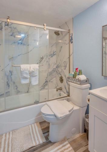a bathroom with a shower and a toilet and a sink at TAMPA BAY, BEACH step away, WIFI, FREE PARKING,POOLS, JACUZZI in Ruskin