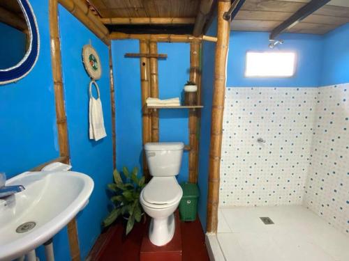 La salle de bains est pourvue de toilettes et d'un lavabo. dans l'établissement cabaña de guadua entre montañas, à Palestina