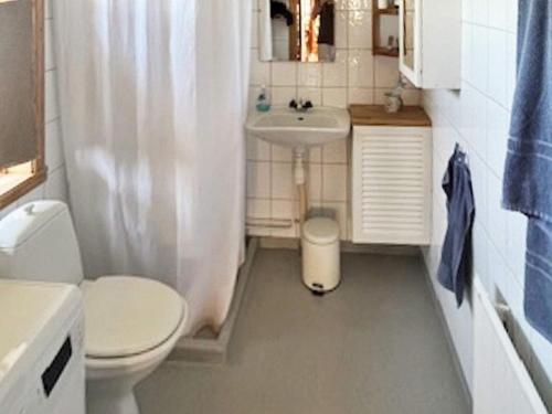 La petite salle de bains est pourvue de toilettes et d'un lavabo. dans l'établissement Holiday home LÖTTORP XIV, à Löttorp