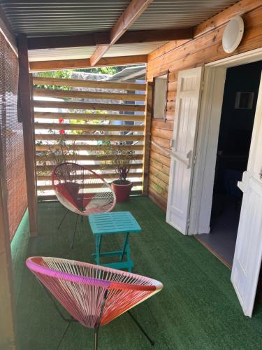 un pequeño patio con mesa y silla en Chez Permal en San Pedro