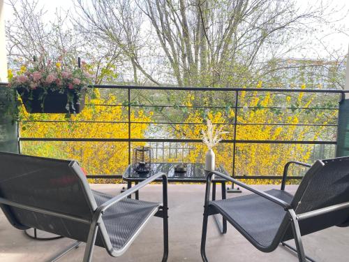 Μπαλκόνι ή βεράντα στο Cozy Riverfront Living, 5-Min Walk To Riverside Train