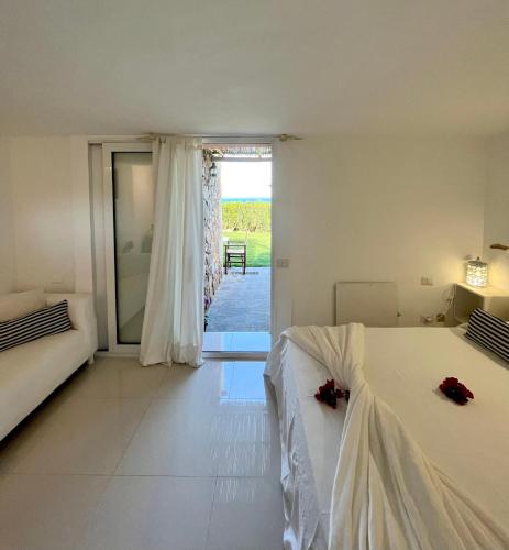 a bedroom with two beds and a window with roses at Villa Kalypso - Porto Cervo in Porto Cervo