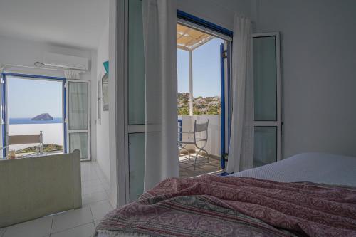 - une chambre avec un lit et une vue sur l'océan dans l'établissement El Sol Hotel, à Kapsálion