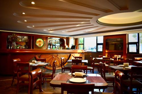 een restaurant met tafels en stoelen en een bar bij Hotel Torremolinos Vallejo Ciudad de Mexico in Mexico-Stad