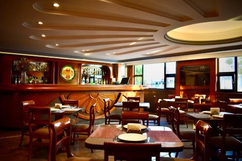 un ristorante con tavoli e sedie e un bar di Hotel Torremolinos Vallejo Ciudad de Mexico a Città del Messico