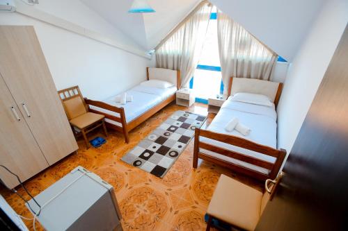 een kleine kamer met 2 bedden en een bank bij Hotel Ambasador in Bahçalleku
