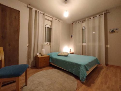 Katil atau katil-katil dalam bilik di בית גלילי על נוף פסטורלי