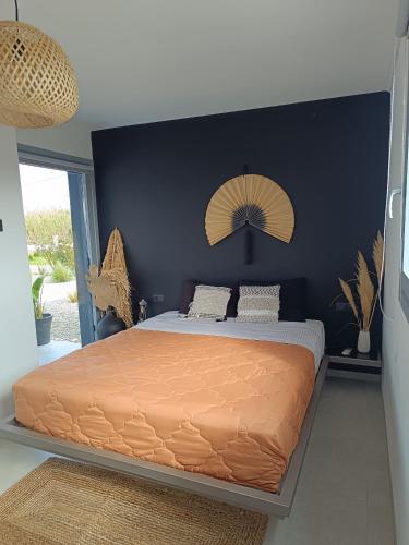 a bedroom with a large bed with a blue wall at Casa di Rea Sanfilippo in Soroni