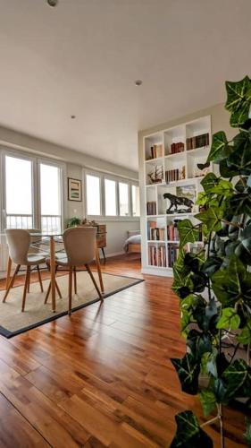 - un salon avec une table, des chaises et une plante dans l'établissement Le cocon de Rueil-Malmaison, à Rueil-Malmaison