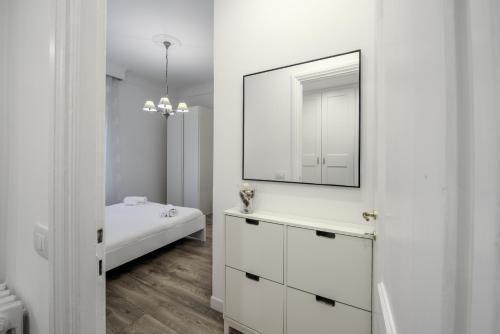 Benny Gold - Elegant apartment right next to the METRO