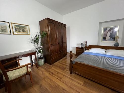 a bedroom with a bed and a desk and a piano at Bonvenon2Volme Apt&Room in Pula