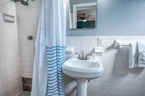 Ένα μπάνιο στο Sunset Beach Suites at Madeira Beach! Pet Friendly Beach Getaway!- Suite 1
