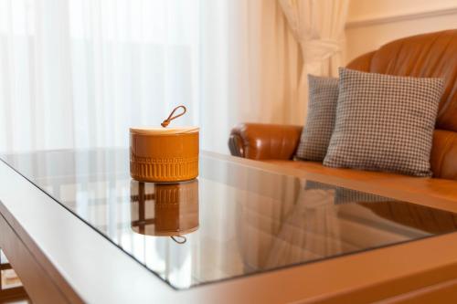 ein Glastisch mit einer Kerze darauf in der Unterkunft MARNO Apartment in Budva
