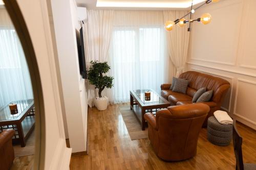 ein Wohnzimmer mit Sofa und Tisch in der Unterkunft MARNO Apartment in Budva