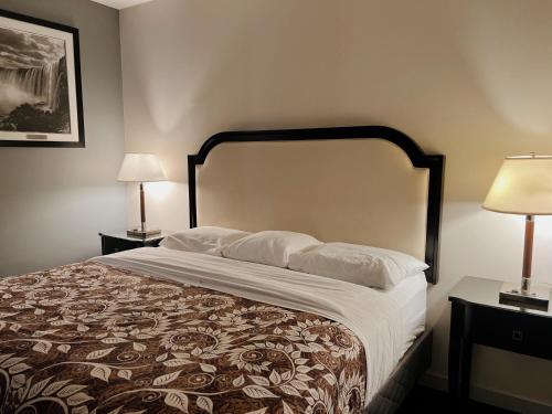 Una cama o camas en una habitación de Big Bird Inn