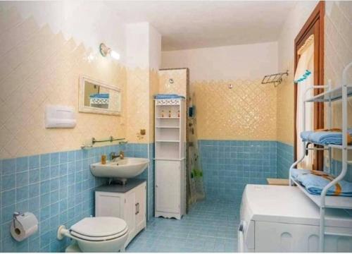 La salle de bains est pourvue de toilettes et d'un lavabo. dans l'établissement Incantevole Casa Vacanze MIMOSA La Maddalena, à La Maddalena