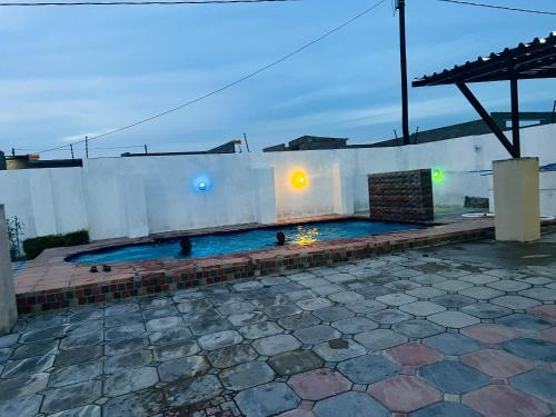 una piscina con un camino in una parete di The journey guest house a Mzinti