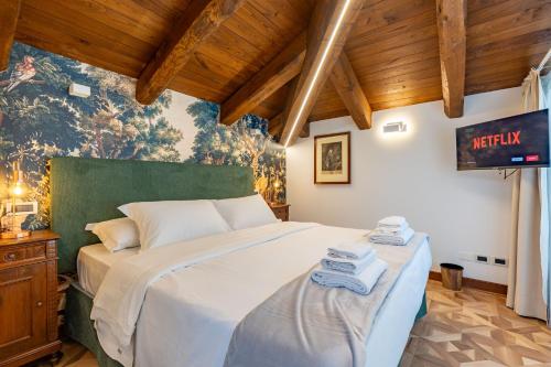 Postel nebo postele na pokoji v ubytování BolognaRoomscom - Villa Bottrigari
