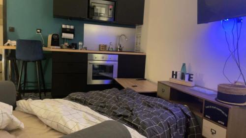 Il comprend un salon avec deux lits et une cuisine. dans l'établissement Bord de mer Le Havre, au Havre