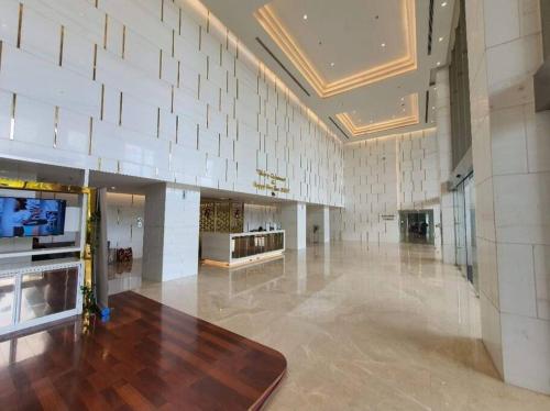 Μια τηλεόραση ή/και κέντρο ψυχαγωγίας στο 2BedRooms Apartment in Gold Coast PIK