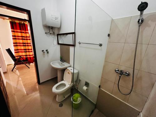 y baño pequeño con aseo y ducha. en Villa Esperança, en Tarrafal