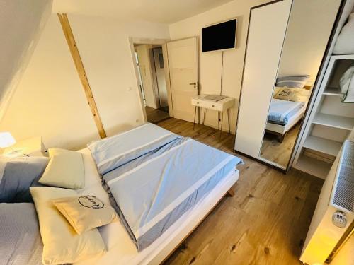 Ένα ή περισσότερα κρεβάτια σε δωμάτιο στο Haus Carolin