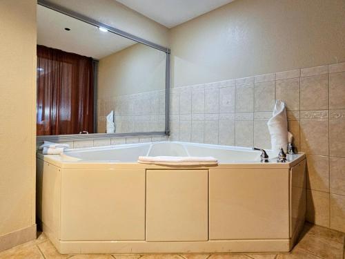 Ένα μπάνιο στο Holiday Inn - Belcamp - Aberdeen Area by IHG