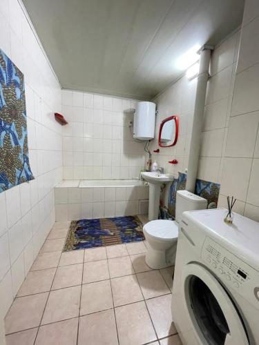 Um banheiro em Квартира 23 с удобной локацией и шикарным видом